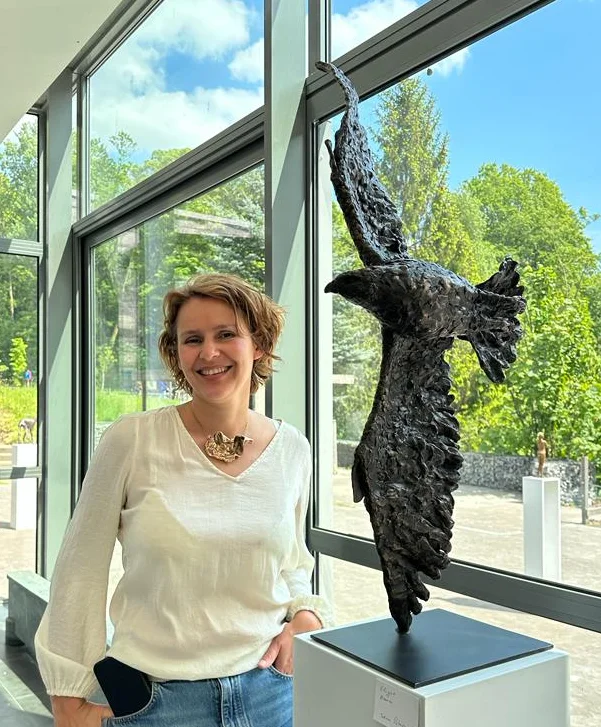 Tatiana Potapova_Portrait avec sa sculpture Infinite Flight
